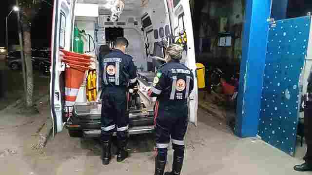 Jovem é atacado a tiros em frente de casa na zona leste da capital