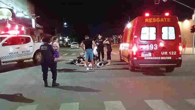 Dois adultos e uma criança ficam feridos após colisão entre moto e ônibus