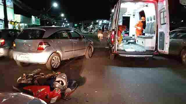 Mulher fica ferida em colisão envolvendo moto e carro na avenida Jatuarana