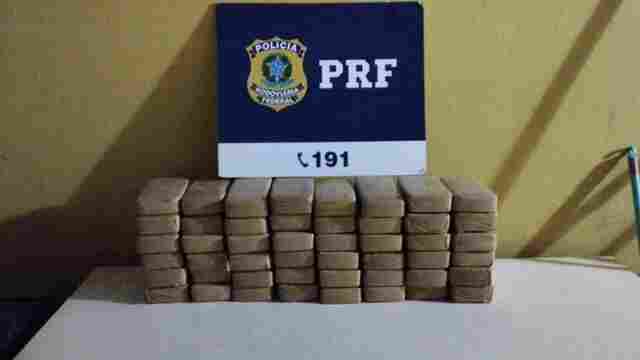 PRF apreende 48 kg de cocaína levados dentro de carro, em cima de caminhão