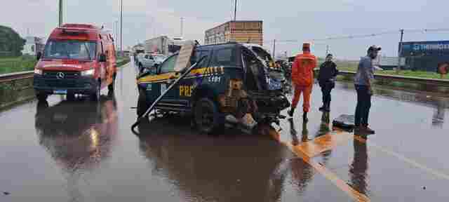 Viatura da PRF fica destruída após aquaplanagem na BR-364