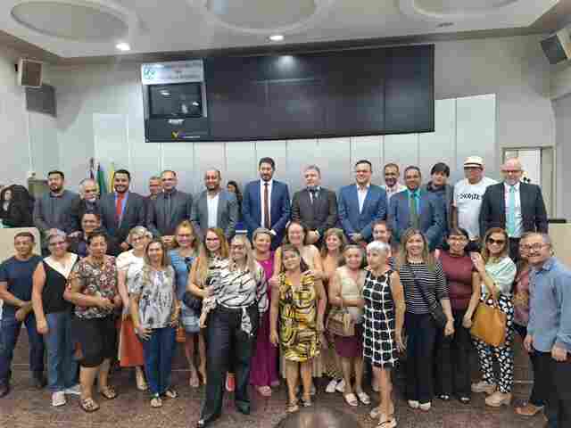 Vereadora Ellis Regina parabeniza servidores antigos da Câmara Municipal
