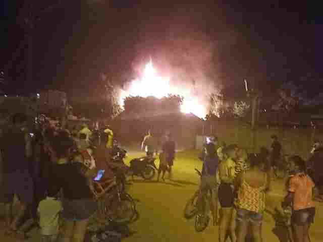 Em jaru, homem incendeia casa com ex-mulher e a filha dentro