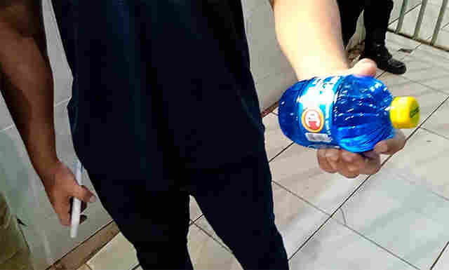 Homem tenta esfaquear segurança de supermercado após furtar garrafa de cachaça