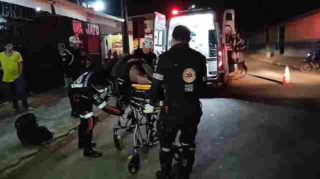 Mulher é esfaqueada e também esfaqueia agressor