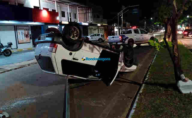 Motorista foge após causar acidente com capotamento na zona leste da capital