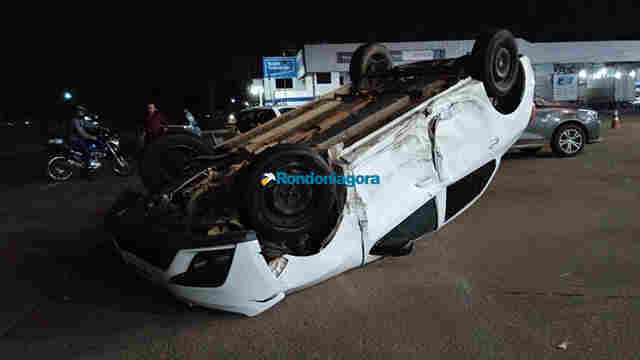 Motorista invade preferencial e causa acidente com capotamento na capital