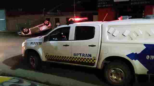 Motorista invade preferencial e causa acidente com capotamento, no centro da capital