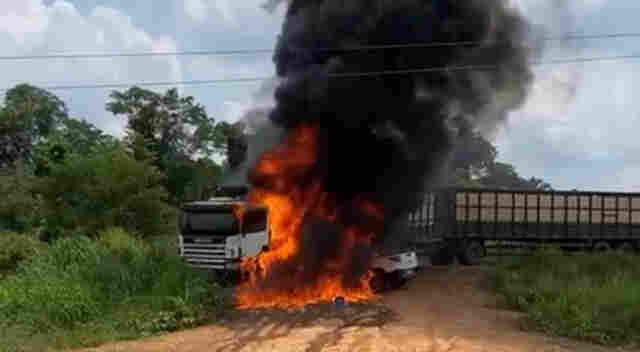Acidente entre caminhão boiadeiro e Fiat Strada deixa um morto na BR-364