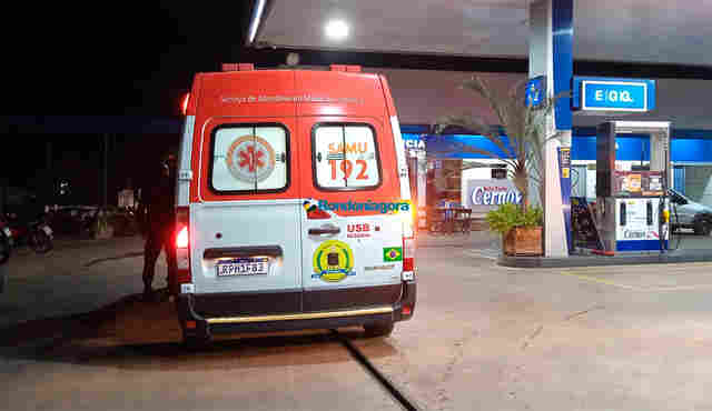 Armado com faca, criminoso ataca clientes em posto na capital