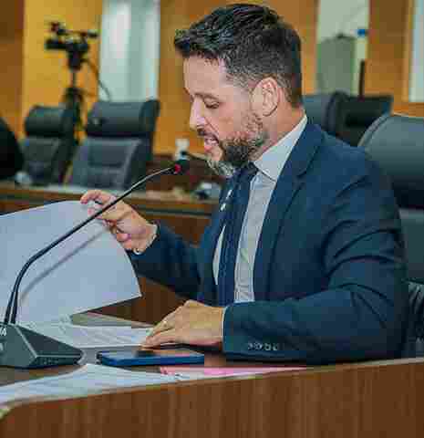 Por inexperiência legislativa ou oportunismo, deputado Camargo induz colegas e empresários ao erro