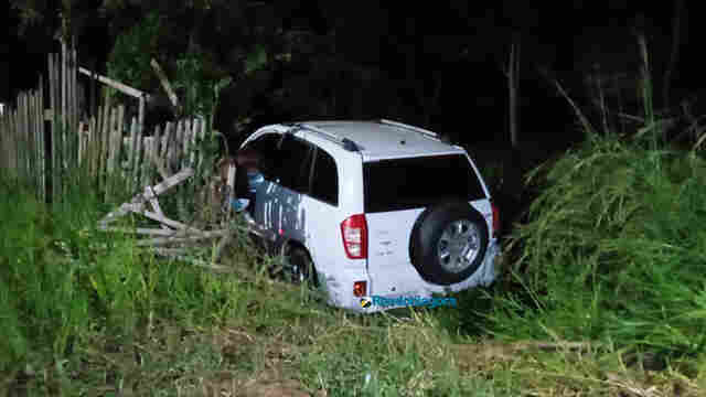 Bandidos invadem casa, fazem limpa , mas durante a fuga, caem em vala com carro e produtos roubados