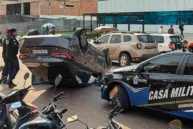 Honda City capota próximo ao CPA, após ser atingido por um Renault Duster