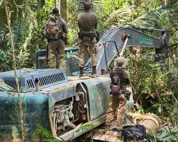 Terra Indígena:  PF e Ibama destroem máquinas pesadas e estruturas usadas em extração ilegal de minério e madeira
