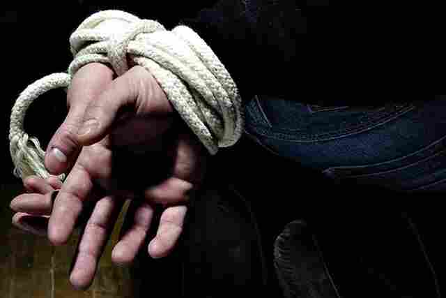 Bandidos invadem residência, amarram vítimas e fogem com moto na zona leste