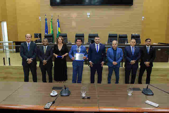 Presidindo sessão, deputado Ribeiro entrega título de cidadão honorário e medalha do mérito ao advogado Hélio Vieira