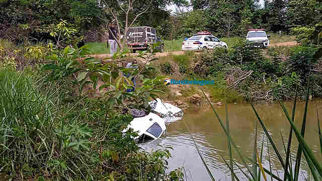 Motorista e passageiro morrem após carro cair em córrego na capital