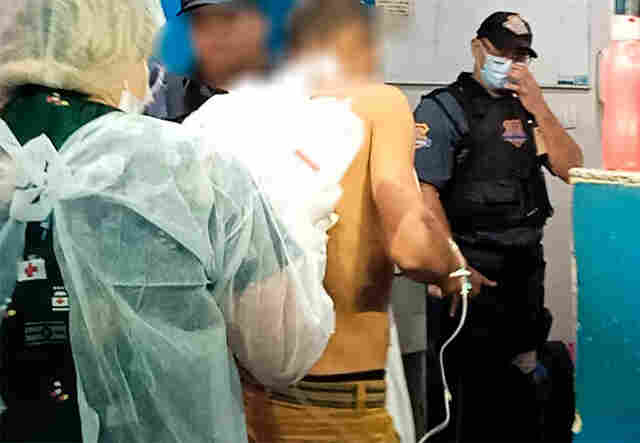 Homem é espancado a pauladas por bando encapuzado em frente da casa do pai