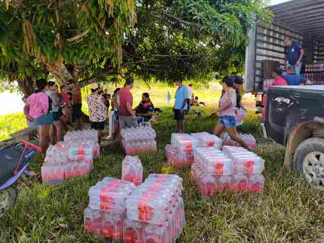 Mais de 350 famílias ribeirinhas são atendidas com distribuição de água mineral pela Defesa Civil Municipal

