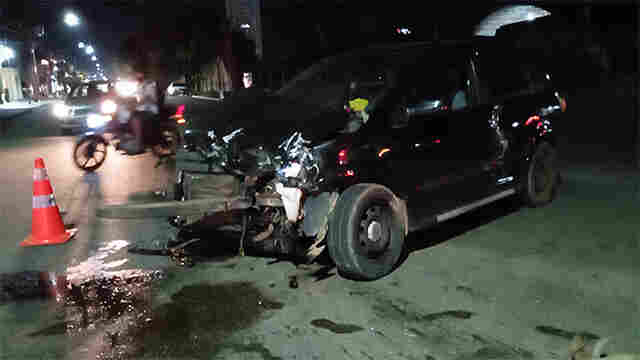 Motorista destrói carro após invadir via preferencial