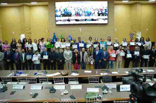 Deputado Ribeiro do Sinpol entrega Votos de Louvor para personalidades e jovens da Comissão da OAB