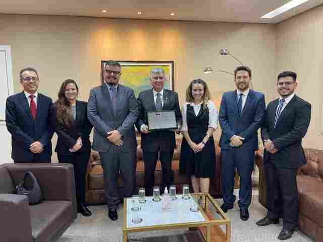 OABRO entrega moção de aplausos ao presidente do TJRO, desembargador Marcos Alaor