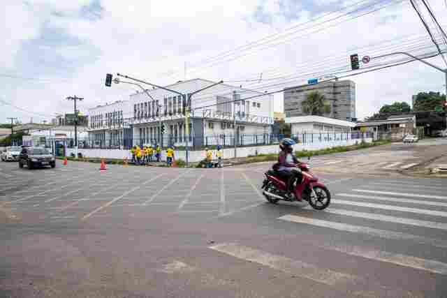 Prefeitura faz alterações em tráfego de via com nova sinalização no cruzamento da Rogério Weber com João Alfredo