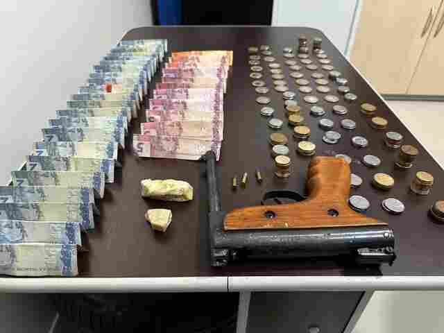 Procurado por homicidio é preso com drogas, arma e munições