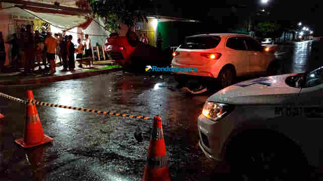 Gol capota em colisão com Argo e quatro pessoas ficam feridas na zona leste da capital