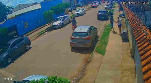 Bandidos armados em moto assaltam jovem no meio da rua