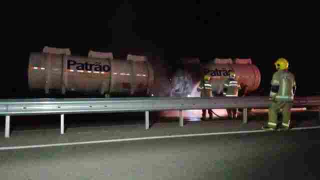 Caminhão-tanque pega fogo na BR-364, em Porto Velho