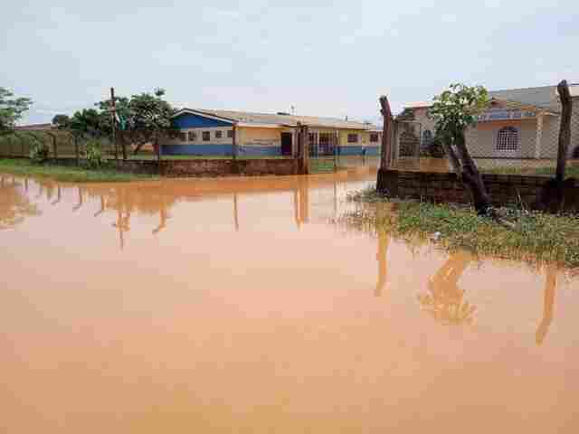 Vídeo: padre Geraldo pede ajuda para resolver problema de alagação na Comunidade Rainha da Paz