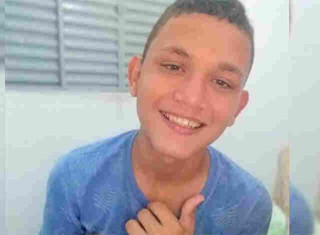 Jovem é executado com tiros na cabeça na frente do pai cadeirante