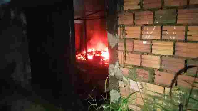 Moto é destruída por incêndio em casa usada por viciados na zona sul