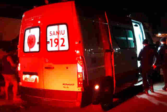 Após bebedeira em bar, mulher sai com desconhecido e é jogada de carro em movimento