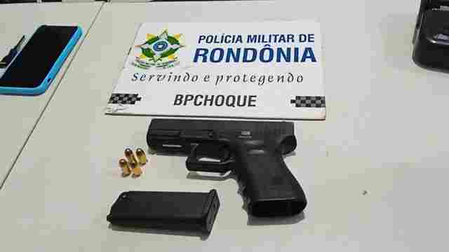 PM prende mulher a apreende arma após perseguição na zona leste da capital