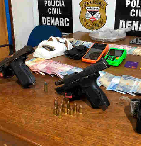 Apenado que tirava tornozeleira para cometer crimes e comparsa são presos com armas e drogas