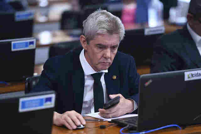 Senador Jaime Bagattoli assina documento para acelerar votação de projeto que revoga saída temporária de presos