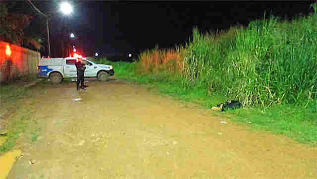 Homem é encontrado morto com marcas de tiros e usando luvas