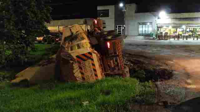 Carreta carregada com soja tomba em Candeias do Jamari