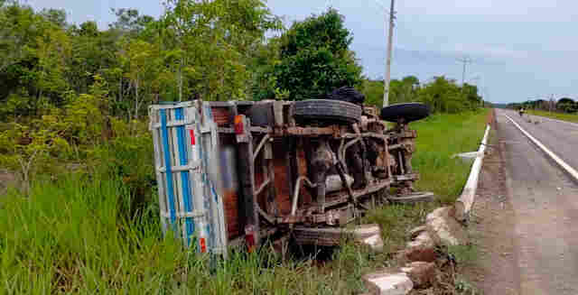Casal morre na BR-319 após colisão entre moto e caminhonete