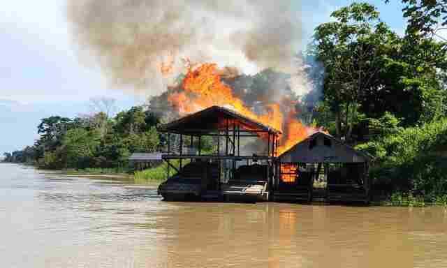 PF destrói 52 dragas e balsas de garimpo no rio Madeira e lagoa Paraíso