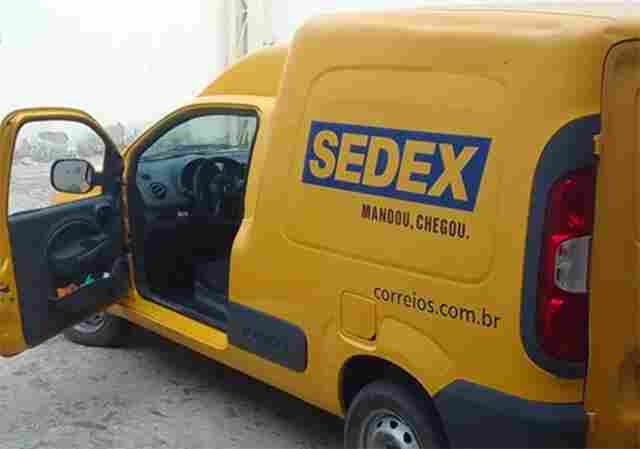 Ladrões roubam carro dos Correios para cometer assaltos