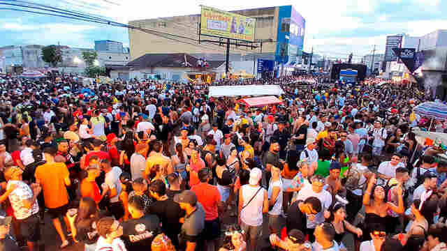 Banda mantém tradição e leva mais de 200 mil pessoas às ruas da capital