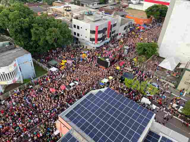 Vídeo: o gigantesco desfile da Banda do Vai Quem Quer em imagens áereas