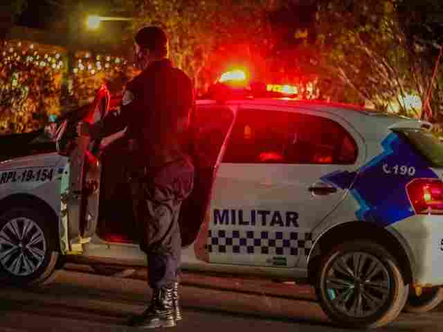 Policial é atacado com garrafa na cabeça após cumprimentar amiga em Carnaval