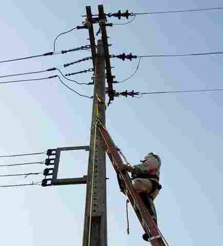 Para evitar acidentes, população deve manter distância segura da rede elétrica