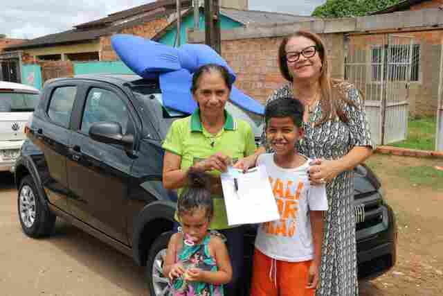 Sindeprof entrega carro, motos e outros prêmios sorteados em festa dos 34 anos