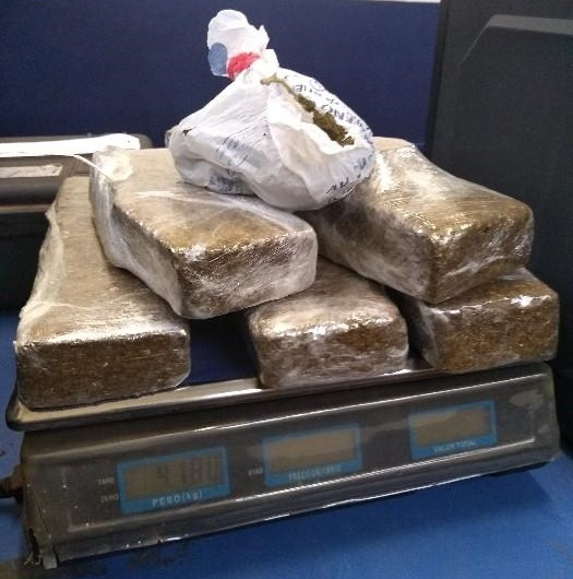 PM prende um e apreende 4 kg de droga enviada de Santa Catarina por transportadora a Rondônia