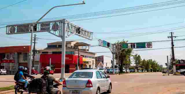 Motoristas poderão avançar o sinal vermelho em semáforos monitorados das 23 às 5 horas na capital, mas velocidade será observada
